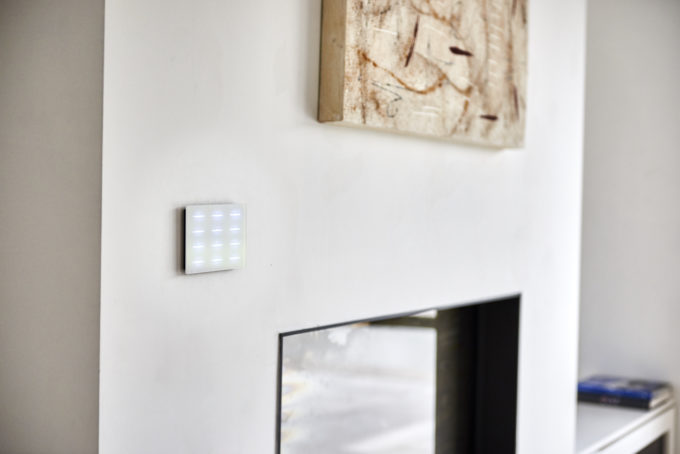 touch button DPBR06 white on wall