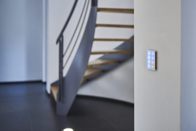 bouton tactile DPBR04 couleurs dans escalier design