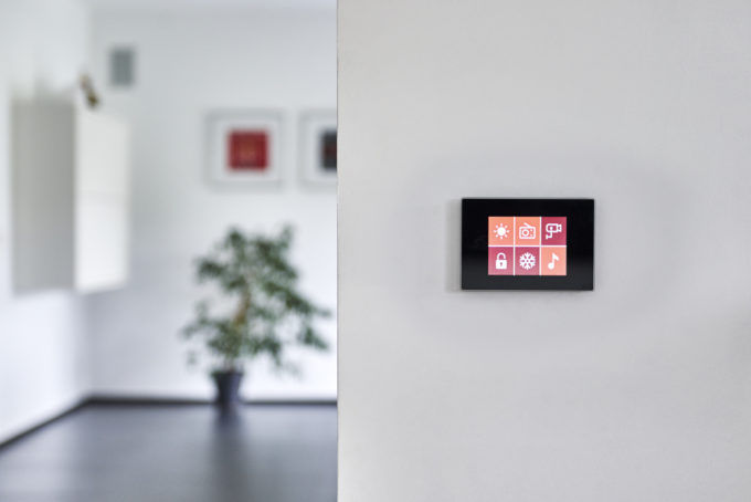 touchscreen DPBRLCD01 in een designhuisinterieur