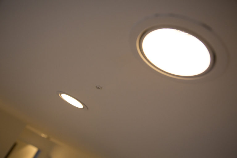 DMOV06 intégré dans un plafond aux lampes design