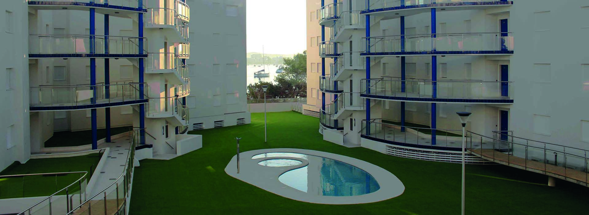 Ibiza Immeubles à appartements dans une belle résidence avec une piscine au milieu.