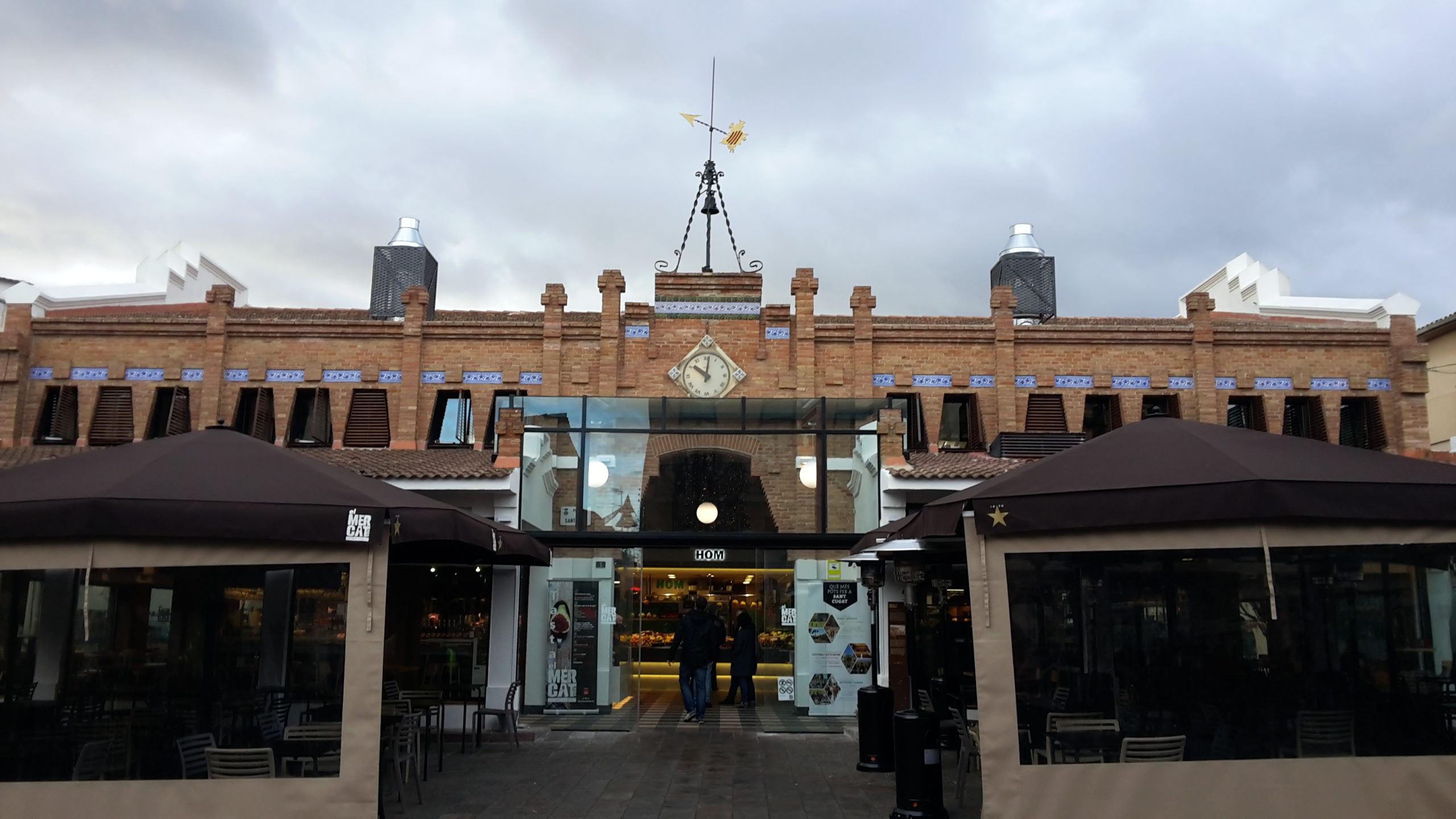 entrée du marché Mercat Vell de Sant Cugat