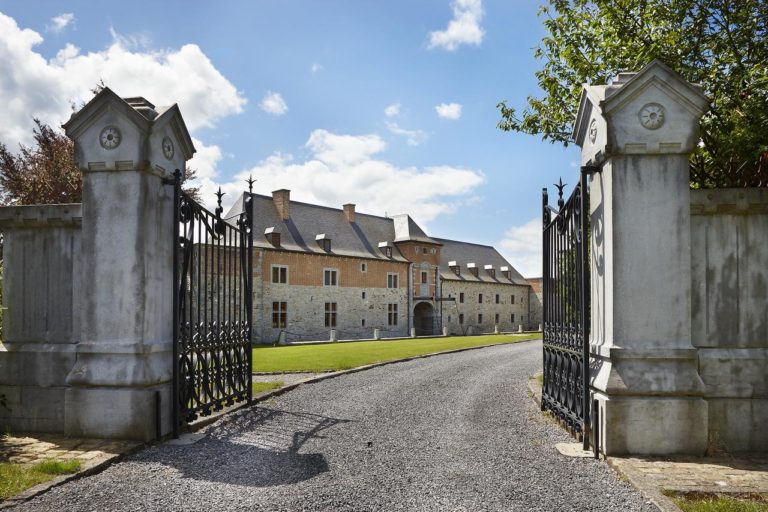 ingang van de gîte chateau-boerderij Pondrôme de beauraing