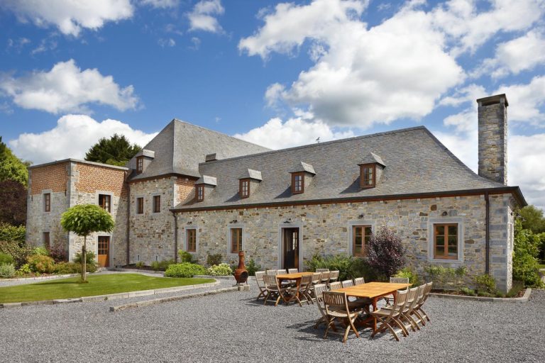 buitenaanzicht van de gîte-château-boerderij Pondrôme de Beauraing