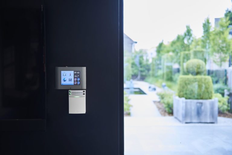 écran de contrôle domotique DTSC04 sur un mur de la galerie HOres de Sint-Pieters-leeuw
