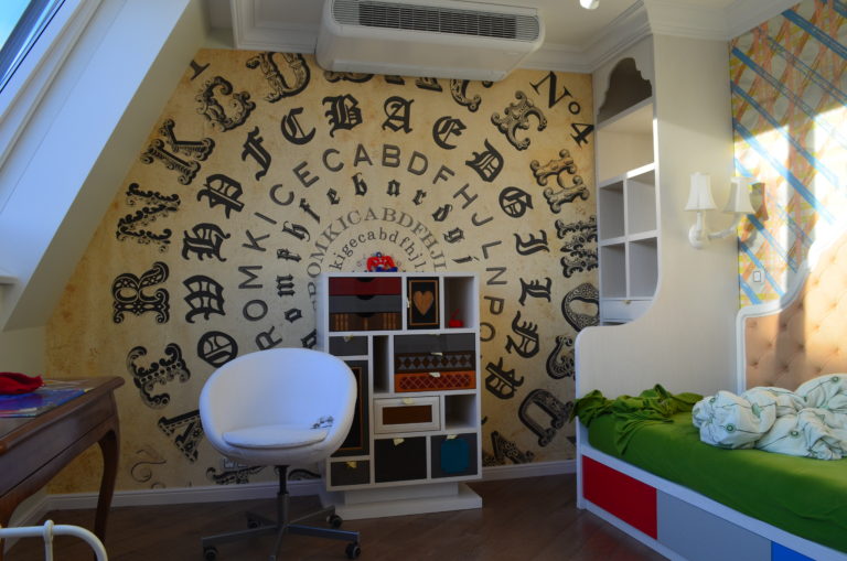 mur décoratif dans un appartement duplex à Vienne