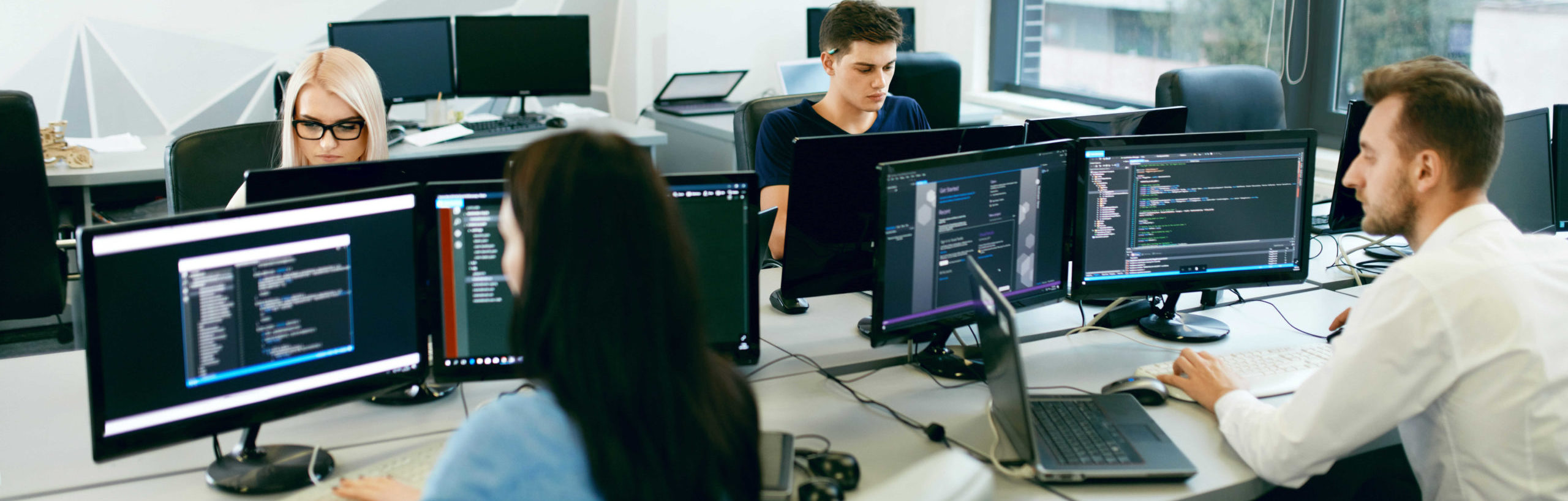 Programmer équipe de programmeurs travaillant ssur leurs ordinateurs