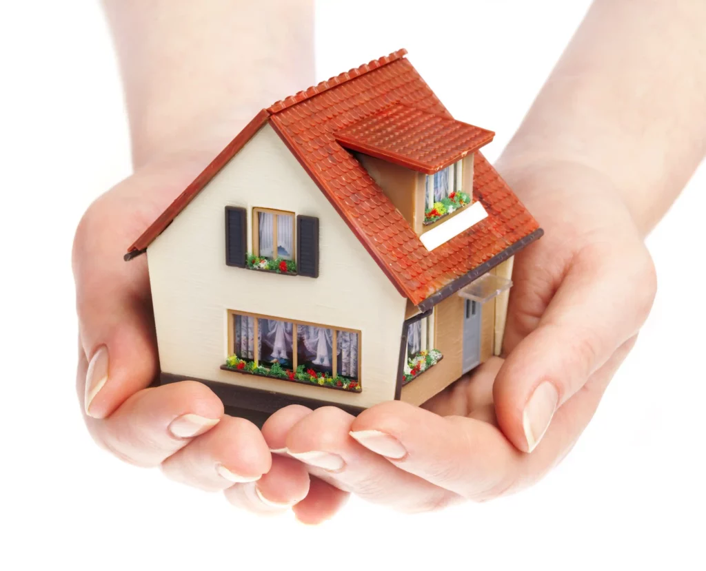 maquette de maison en mains