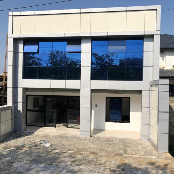 Vue extérieure du bâtiment Domintell Cameroun de jour