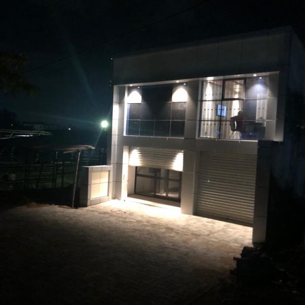 Vue extérieure du bâtiment Domintell Cameroun de nuit